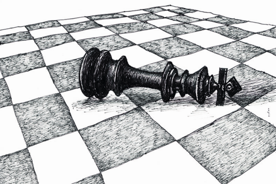 Auf einem Schachbrett liegt die Königfigur