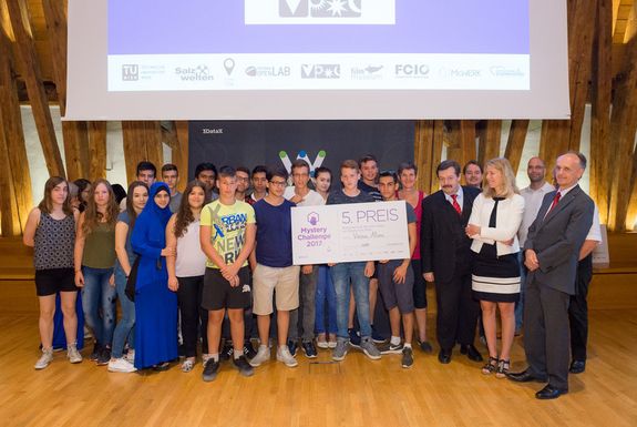 Gruppenfoto mit dem Preis