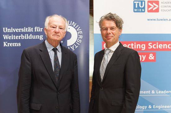2 Personen vor Rollups: links Dr. Adolf Stepan und Dr. Wolfgang Güttel 