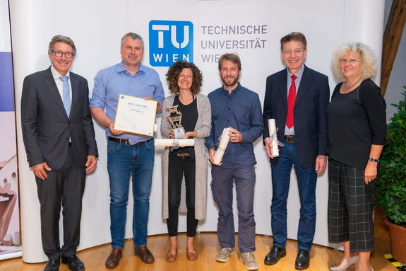 Best Lecture 2018: Verkehrsplanung VO Günther Emberger, Manuela Winder , Ulrich Leth und Heinrich Zukal halten die Urkunde und den Best Teaching Award. Auf der linken Seite steht Vizerektor Kurt Matyas, auf der rechten Seite Rektorin Sabine Seidler.
