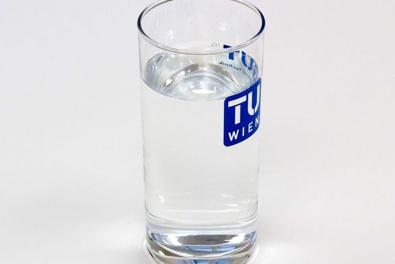 Ein Glass mit einem "TU Wien" Logo darauf