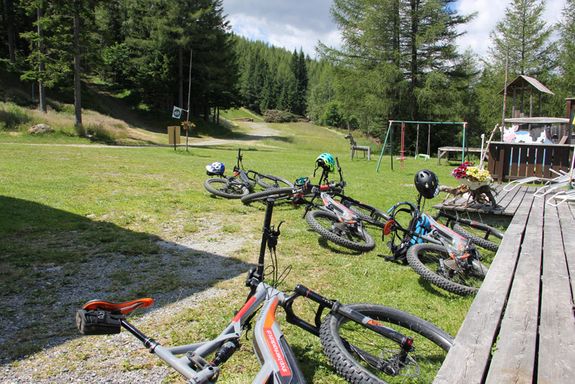 Mountainbiker liegen auf einem Feld