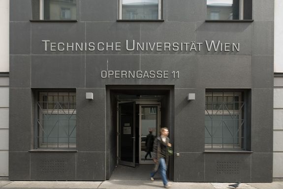 Operngasse Eingang Eingangssituation: die Eingangstür ist tief mittig gesetzt, links und rechts sind jeweils Fenstern platziert.