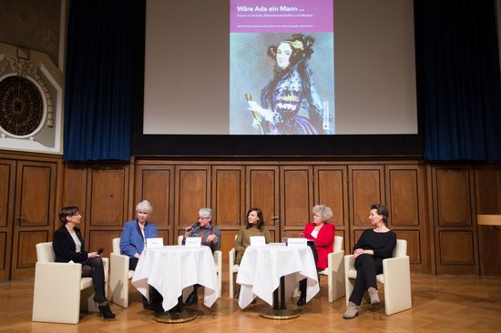 Gabriele Metz, Elisabeth Mesicek, Dr. Beatrix Hain (Moderatorin), Theresia Gschwandtner, Sabine Seidler, Gabriele Heinisch-Hosek (v.l.n.r)