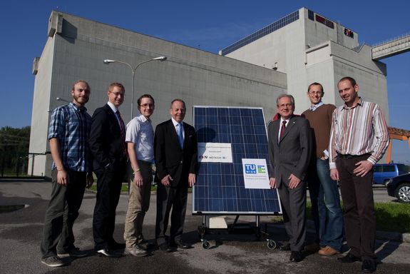 Einweihung des Photovoltaik-Forschungszentrums in Zwentendorf: v.l.n.r.: Florian Sam (TU/EVN); Martin Boxleitner, Florian Heinze, Prof. Günther Brauner (alle TU Wien); Dr. Adolf Aumüller, Gerhard Kampichler, Manuel Rösel (alle EVN) Einweihung des Photovoltaik-Forschungszentrums in Zwentendorf: v.l.n.r.: Florian Sam (TU/EVN); Martin Boxleitner, Florian Heinze, Prof. Günther Brauner (alle TU Wien); Dr. Adolf Aumüller, Gerhard Kampichler, Manuel Rösel (alle EVN)