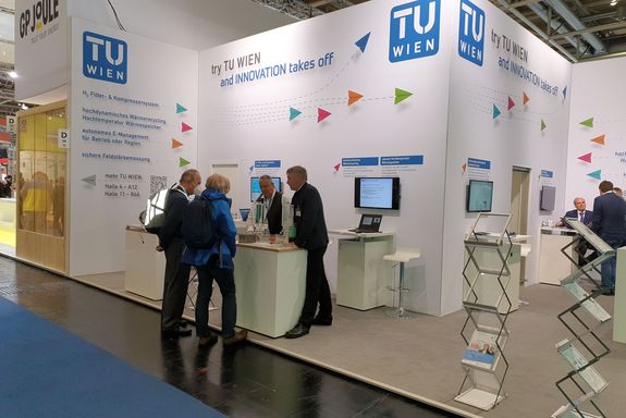 Energy Solutions, Halle 13 – Prof. Dr. Peter Weinberger und Prof. Dr. Andreas Werner im Gespräch mit Interessenten