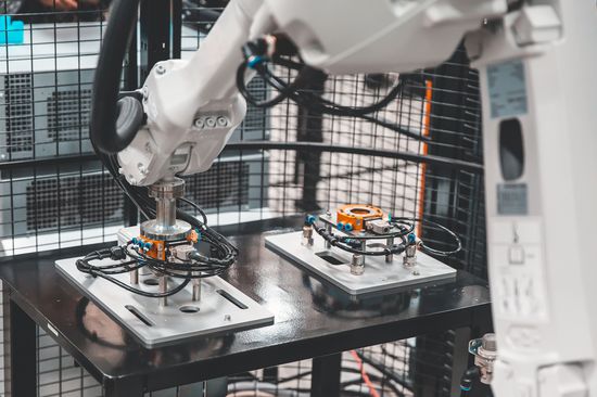 CNC-gesteuertes Handhabungssystem mit Roboterarm für die industrielle Fertigung und Fabrikproduktion.