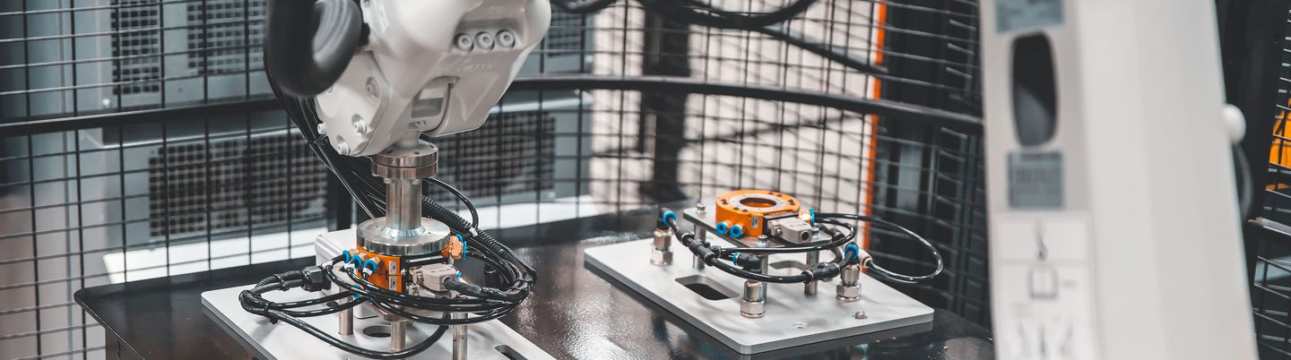 CNC-gesteuertes Handhabungssystem mit Roboterarm für die industrielle Fertigung und Fabrikproduktion.