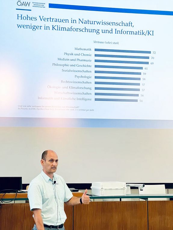 Dr. Georg Jäggle vom Institut für Automatisierungs- und Regelungstechnik der TU Wien und PH Wien hielt im EI7 einen öffentlichen Vortrag mit dem Thema "Outreach für alle".