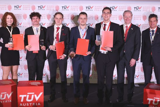 TÜV AUSTRIA Wissenschaftspreisträger_innen 2023 mit Dr. Stefan Haas (CEO TÜV AUSTRIA) und Prof. Dr.-Ing. Jens Schneider (Rektor TU Wien)