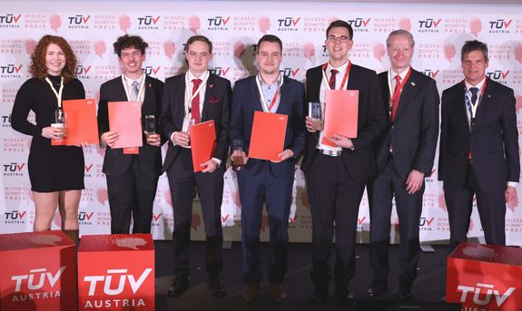 TÜV AUSTRIA Wissenschaftspreisträger_innen 2023 mit Dr. Stefan Haas (CEO TÜV AUSTRIA) und Prof. Dr.-Ing. Jens Schneider (Rektor TU Wien)