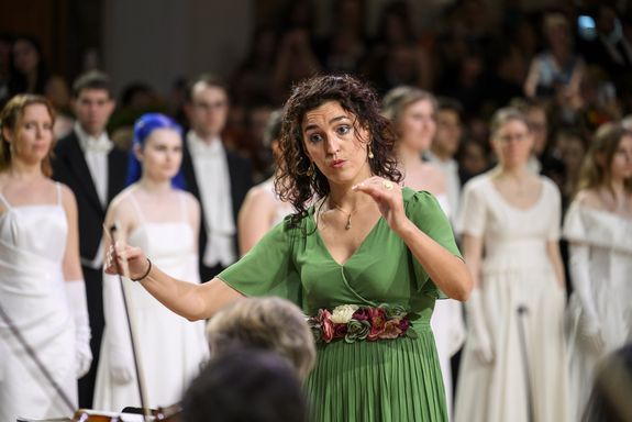 Ángela Valera Casanova dirigiert das TU Orchester und den TU Wien Chor bei der Balleröffnung 