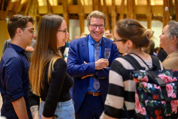 VR Matyas mit Studierenden im Gespräch