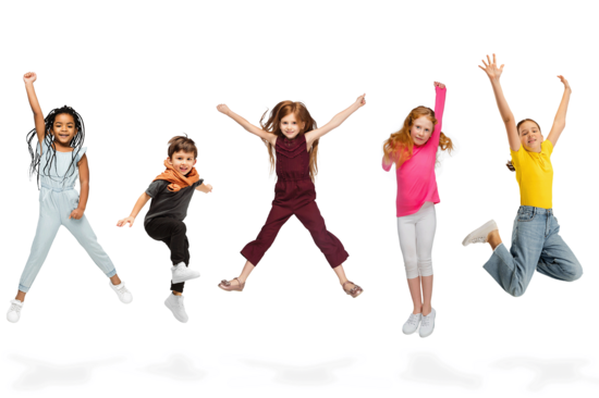 Springende Kinder vor weißem Hintergrund.