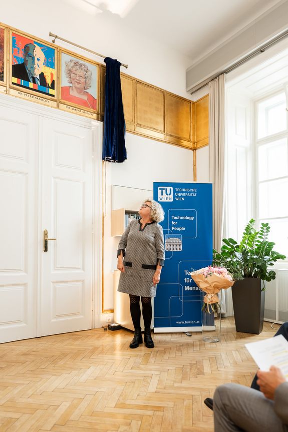 Sabine Seidler bei der feierlichen Enthüllung ihres Porträts in der Rektor_innen-Galerie