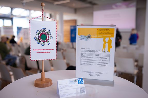 Stehtisch mit kleiner Flag "Green Meeting"