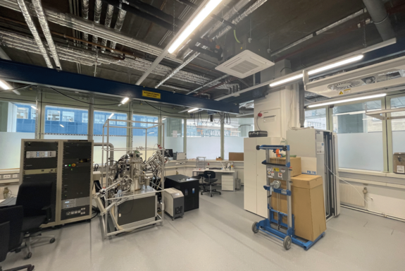 Laborraum mit grauem Boden.