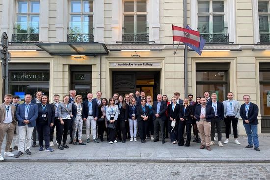 Die Gruppe vor dem österreichischen Kulturforum