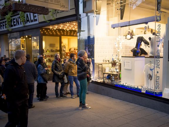 ... um den Robotern bei der "Arbeit" zuzusehen. [3]