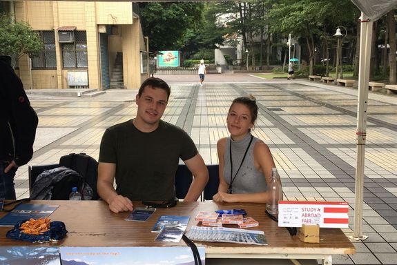 Studierende im Infostand