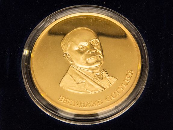 Die Bernhard-Gottlieb-Medaille, vergeben von der Universitätszahnklinik Wien Die Bernhard-Gottlieb-Medaille, vergeben von der Universitätszahnklinik Wien
