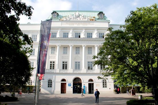 Facade of the TU Wien main building at Karlsplatz 