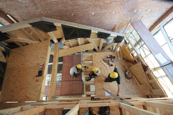 Studierende des design.build studio adaptieren einen Wiener Stadtbahnbogen zur actionFabrik der youngCaritas.