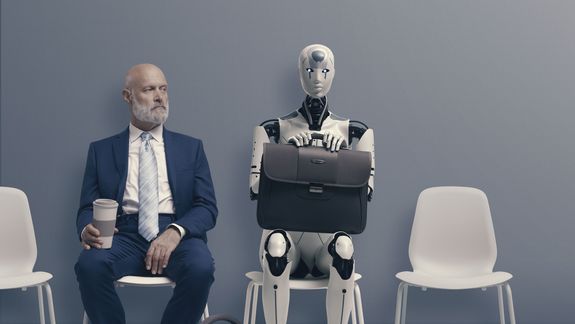 Mann und Roboter am Arbeitsmarkt