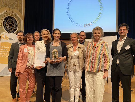 Foto der Preisverleihung für das Siegerprojekt MehrGrüneSchulen