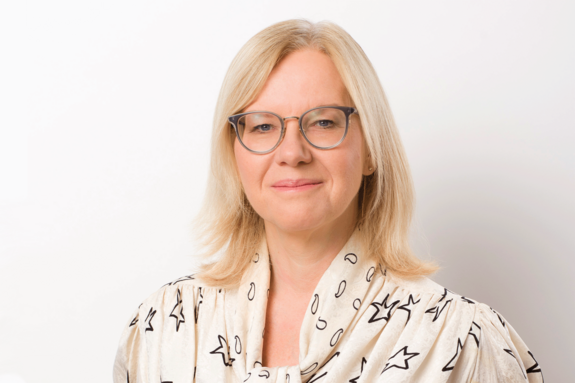 Vizerektorin Steiger mit heller Bluse vor hellem Hintergrund.
