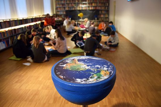 Eine Gruppe Kinder sitzen bei einer TUForMath-Veranstaltungen zusammen.