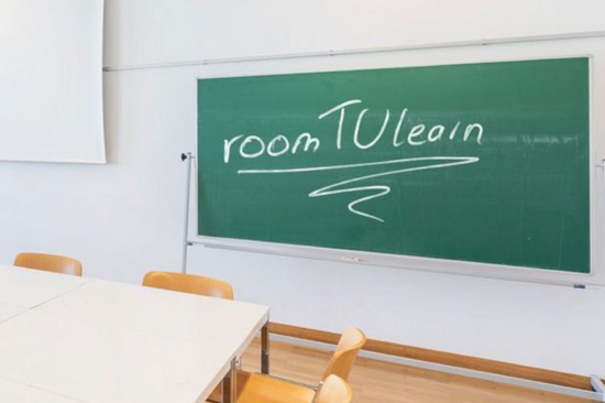 [Translate to English:] Ein Zimmer mit einer drinnen Kreidentafel ist zu sehen.