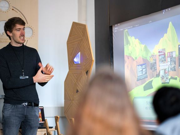 Vorstellung der interaktiven Wand beim Workshop der Fakultät für Elektrotechnik und Informationstechnik.