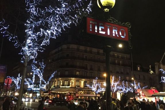 Strasse mit Weihnachtsbeleuchtung