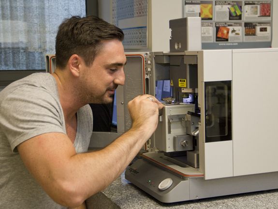 Robert Ritter am Atomkraftmikroskop