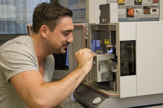 Robert Ritter am Atomkraftmikroskop