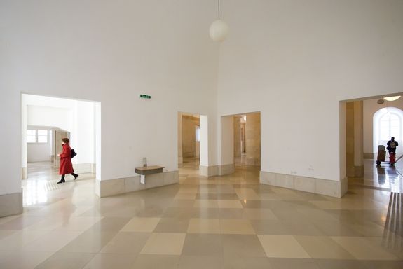 Aula Eingangsbereich: große, weiße Räume und ein Gang in der Mitte.