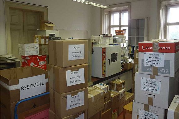 Die Umzugskisten des Instituts für Wassergüte, Ressourcenmanagement und Abfallwirtschaft sind gepackt: Die Sanierung kann starten. Die Umzugskisten des Instituts für Wassergüte, Ressourcenmanagement und Abfallwirtschaft sind gepackt: Die Sanierung kann starten.