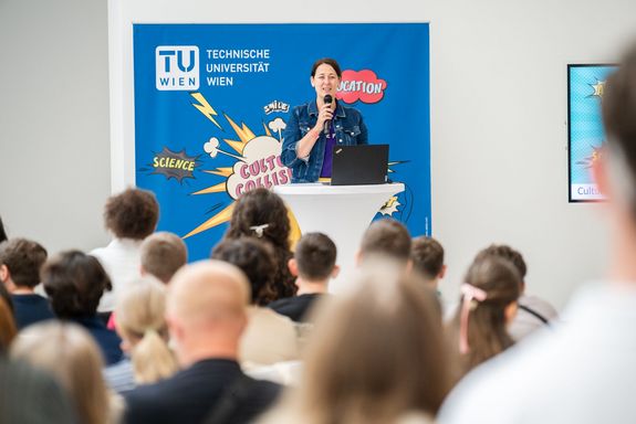 Vizerektorin Jasmin Gründling-Riener bei der Eröffnung