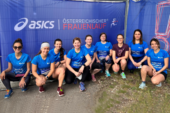 Läuferinnen vor Frauenlauf-Hintergrund.