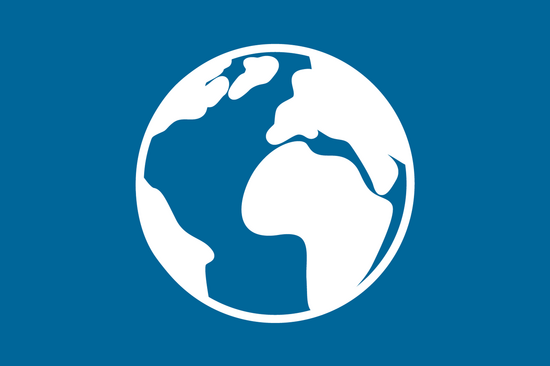 Unser Icon für international: schematische Weltkugel in Weiß auf blauem Hintergrund.