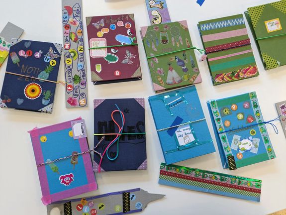 Selbstgemachte Leporellos bei der KinderuniTechnik 2025