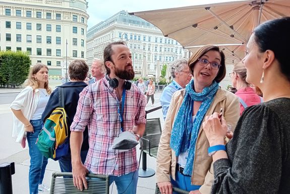 [Translate to English:] Benno Zenker, Isabelle Starlinger mit Alumni