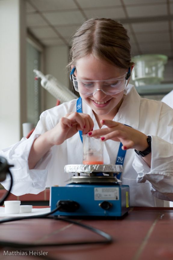 Töchtertag 2009: Begeistertes Mädchen beim Experimentieren