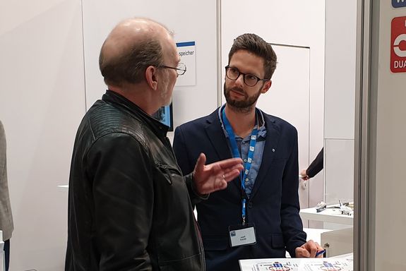 a visitor talks to a memeber of one of TU Wien's reserach teams