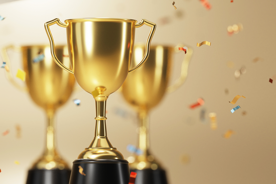 Drei Pokale und Konfetti-Regen