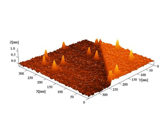 Die Aufnahme einer Kalziumfluorid - Einkristalloberfläche mit dem Rasterkraftmikroskop zeigt "hügelartige" Nanostrukturen, die durch den Beschuss mit einzelnen, langsamen, 33-fach geladenen Xenon-Ionen enstanden sind