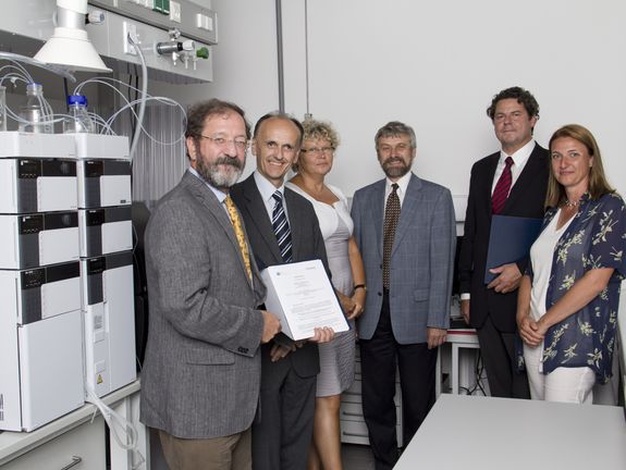 G. Allmaier, J. Fröhlich, S. Seidler, H. Danninger (Dekan der Fakultät Technische Chemie), R. Kaubek (Geschäftsführer der Fa. Shimadzu Austria) und M. M. Marchetti-Deschmann (Laborverantwortliche) G. Allmaier, J. Fröhlich, S. Seidler, H. Danninger (Dekan der Fakultät Technische Chemie), R. Kaubek (Geschäftsführer der Fa. Shimadzu Austria) und M. M. Marchetti-Deschmann (Laborverantwortliche)
