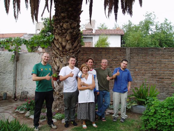 Abb. 6: Das erfolgreiche Aconcagua 2005 Team und Senora Martha nach einer anstrengenden Expedtion wieder zurück im Basislager Mendoza, Argentinien.