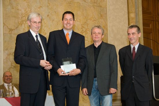 Vizerektor Rammerstorfer (li.) und Preisträger Georg Reischer (2. v. li.) bei der Verleihung.